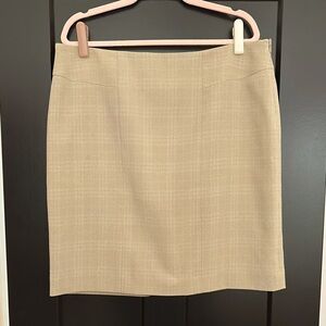 NWOT Anne Klein Tan, Light Plaid, Pencil Skirt, Lined, Side Zipper. Size 16